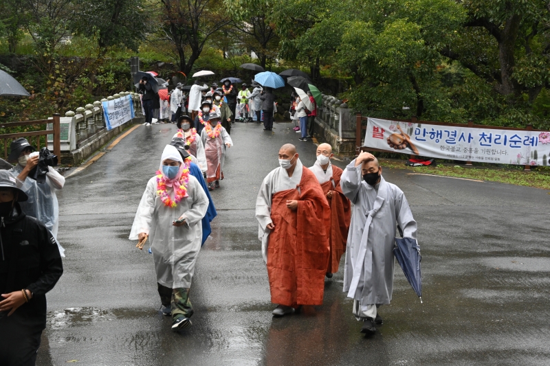 표충사에 도착하는 순례대중을 환영하는 이주민들과 표충사 대중들 (3)